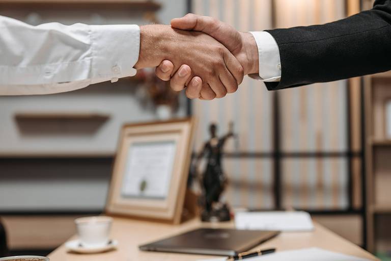 handschlag arbeit kündigung vertrag 